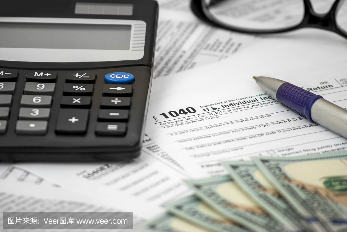 美国税收表格1040用笔,计算器,眼镜和美元