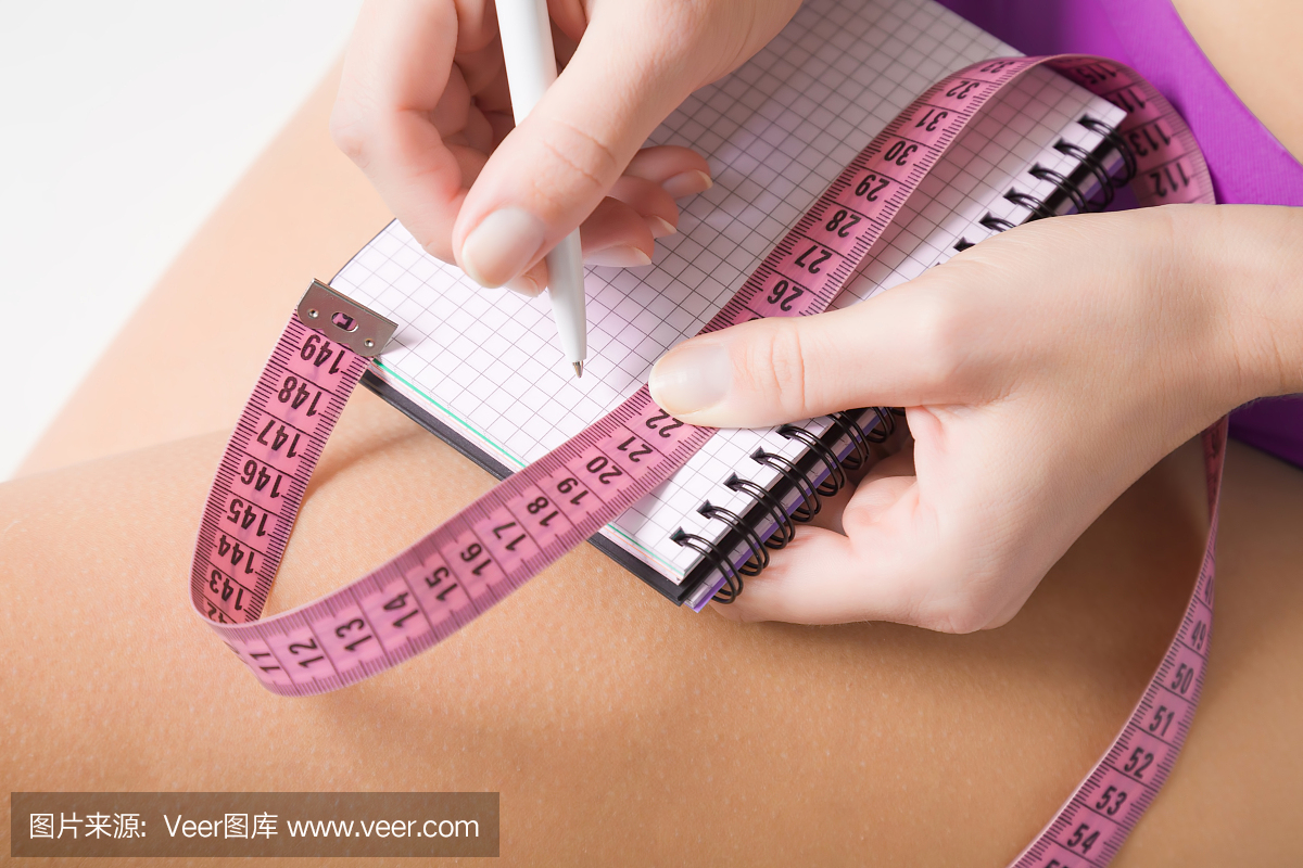 在培训之前或之后,女性在笔记本上撰写锻炼计