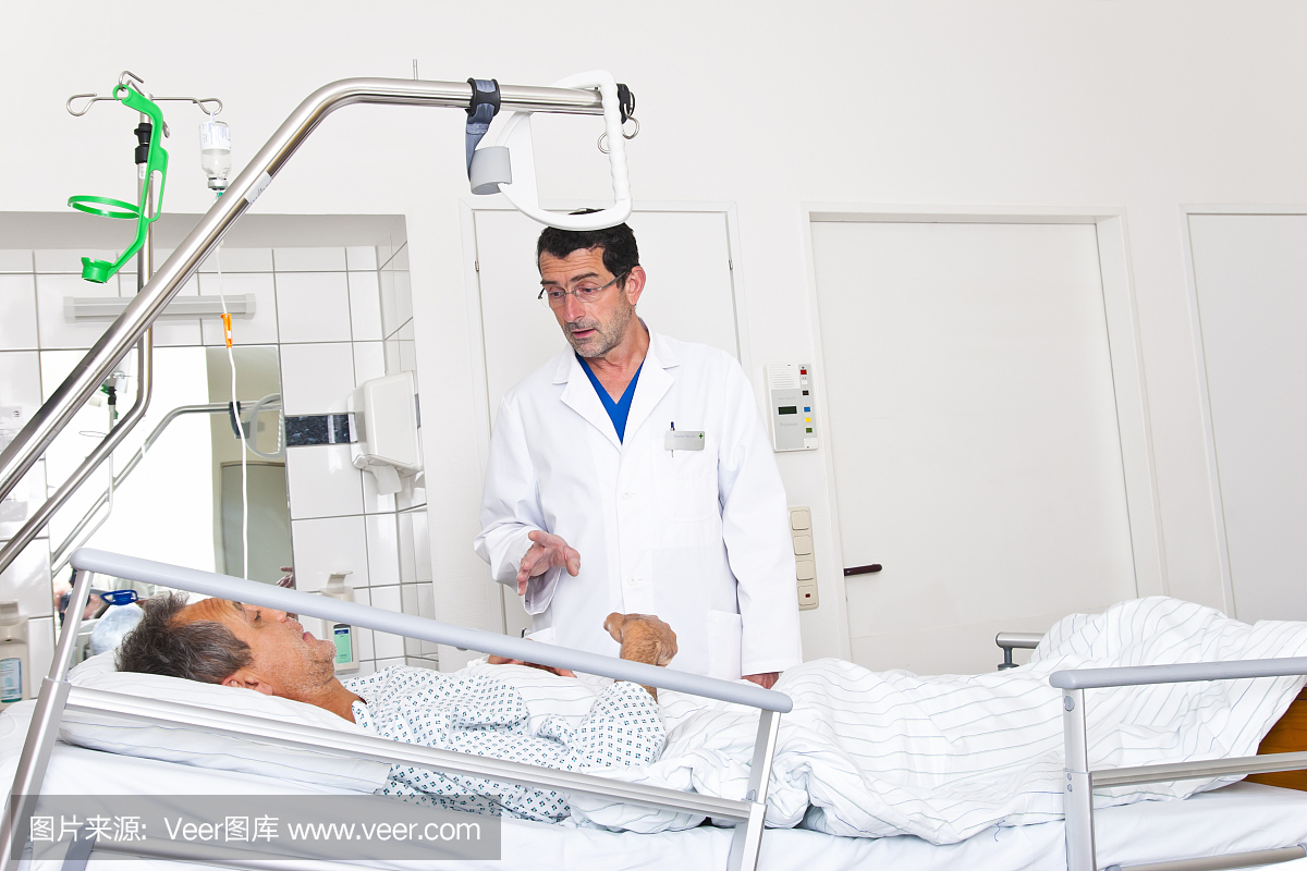 医生在一名男病人的床边