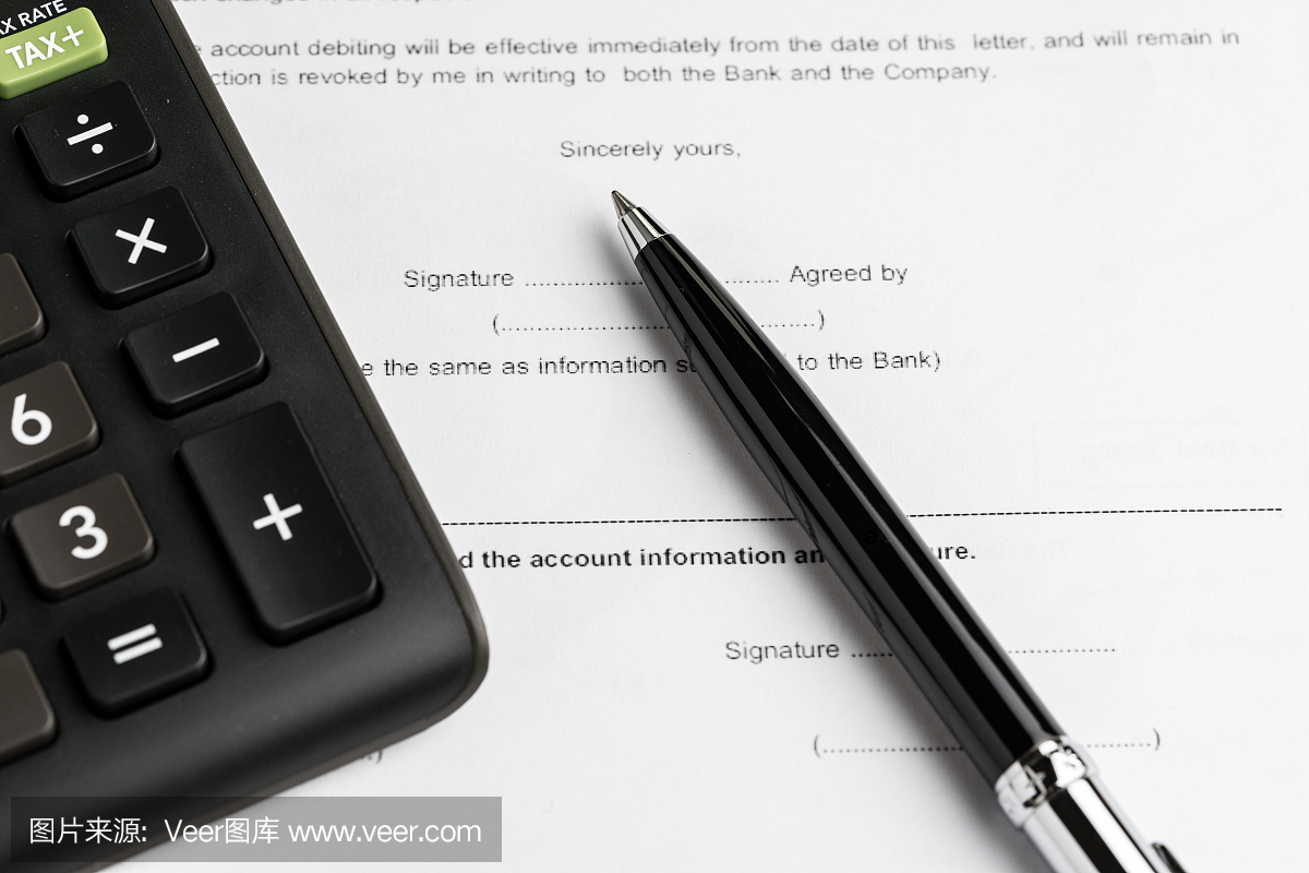 押贷款或与银行买卖合同,用笔签名和计算器打