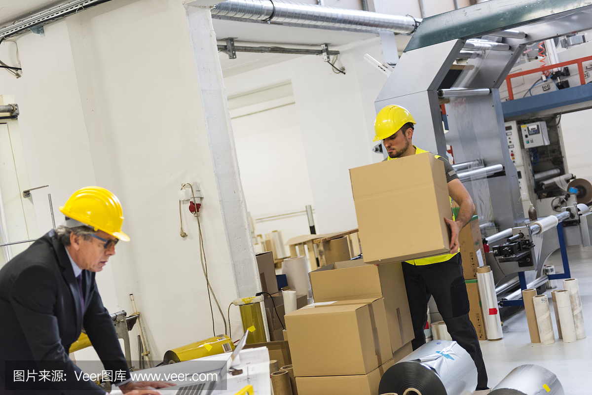 手工工人携带一个盒子