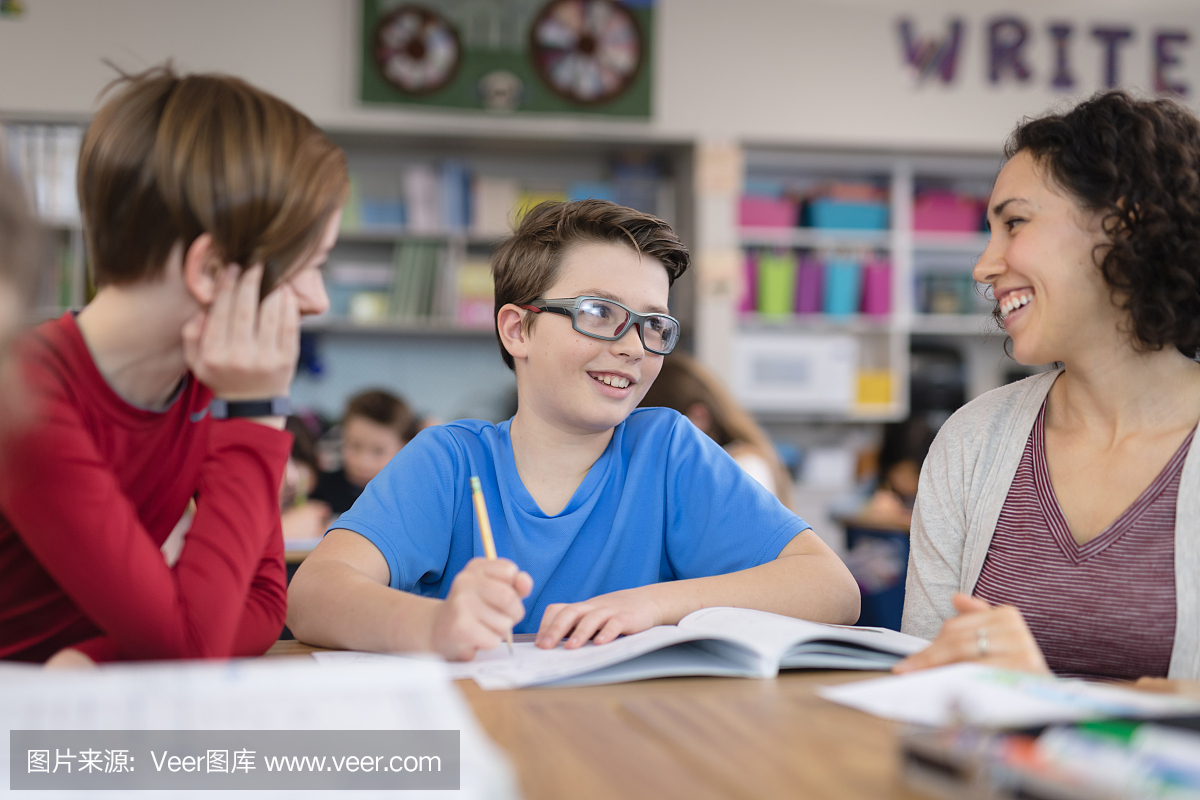 四年级的学生在教室里