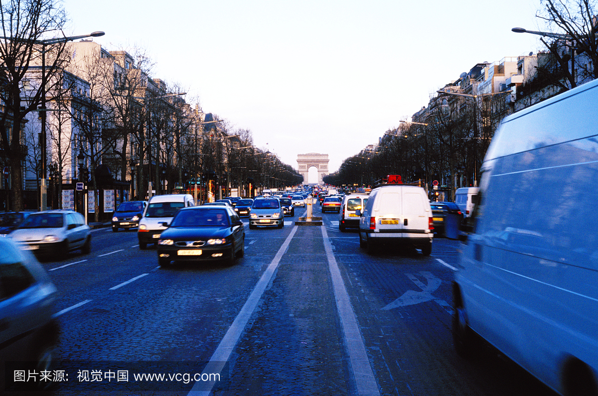 在巴黎的凯旋门街上流动的交通工具