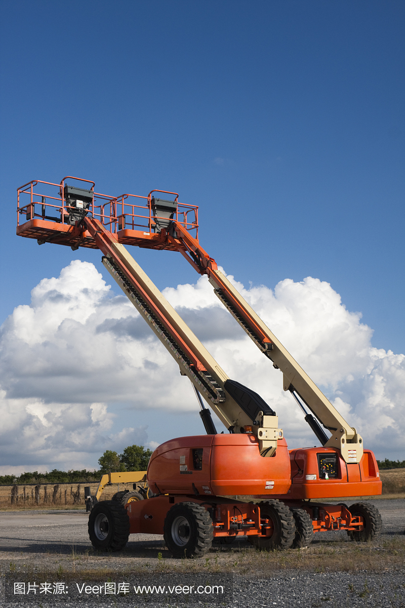 樱桃采摘机与云背景