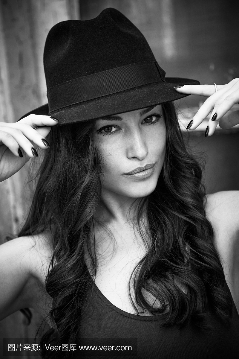 戴着帽子的女人肖像夏季的一天,在这座城市,黑