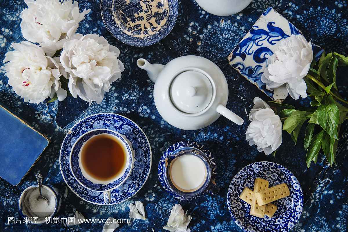 与英国茶,鲜花,饼干,糖,书籍和茶壶茶具
