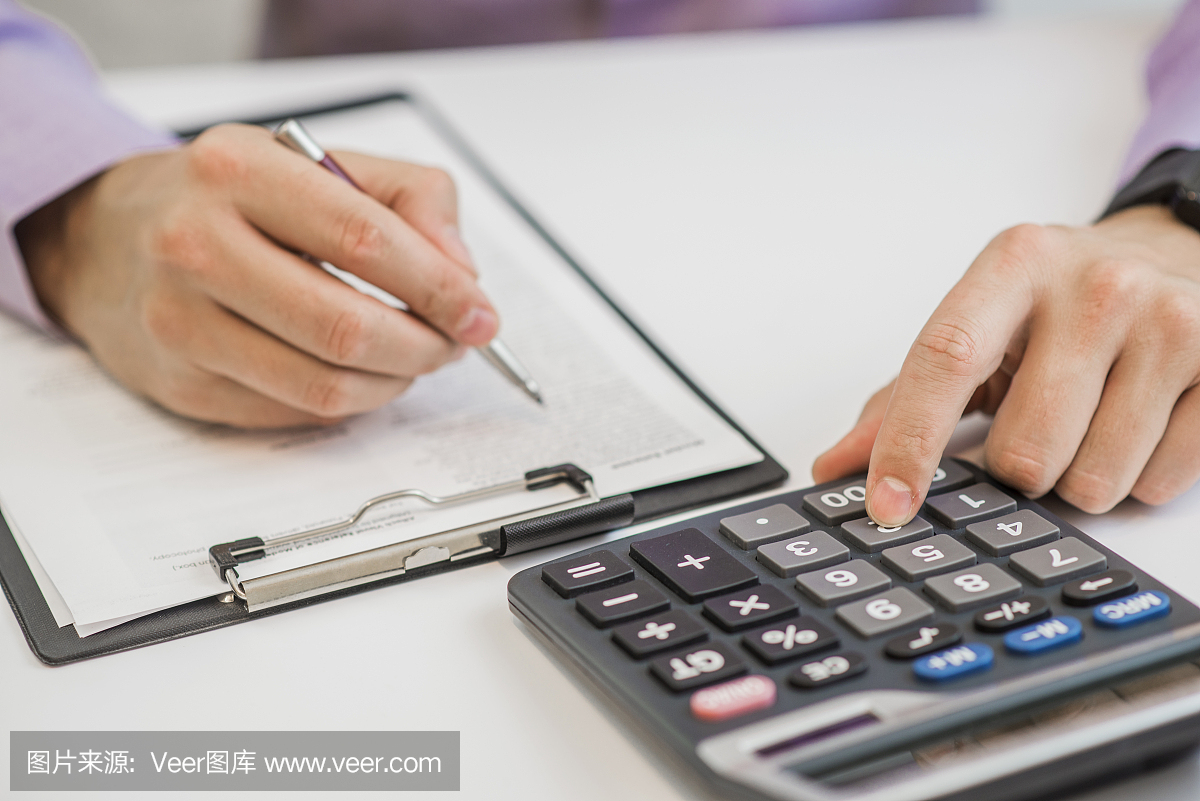 使用计算器计算发票的商人特写