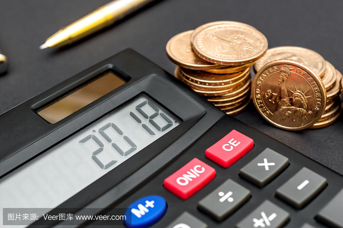 计算器与数字2018年显示,硬币和笔在黑色背景