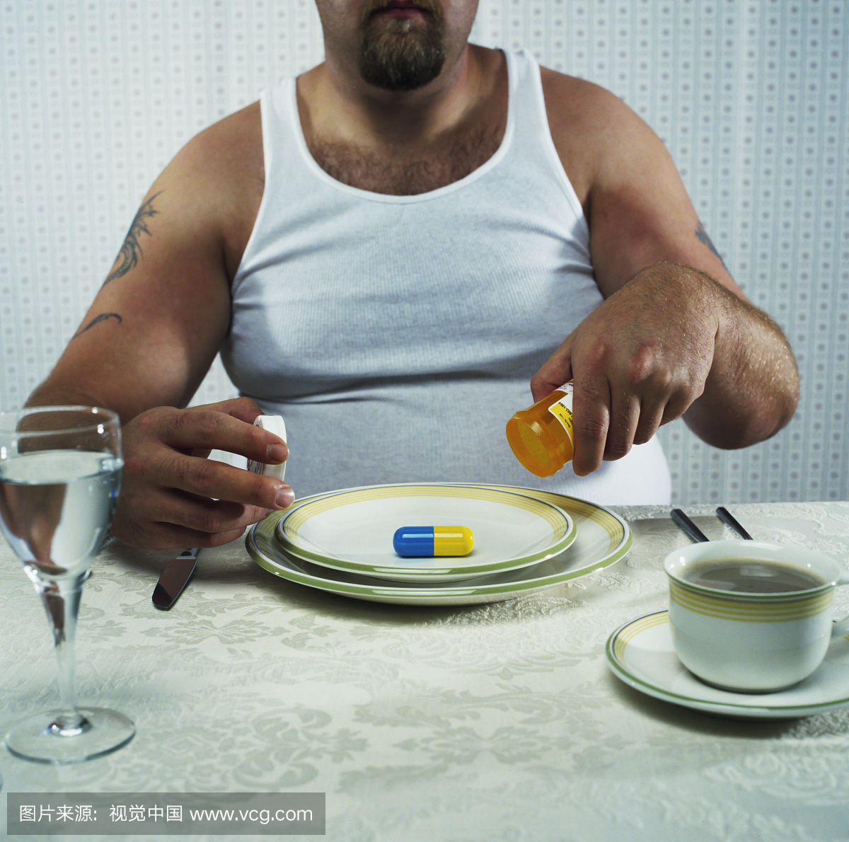 超重的人从药丸瓶排空大药丸