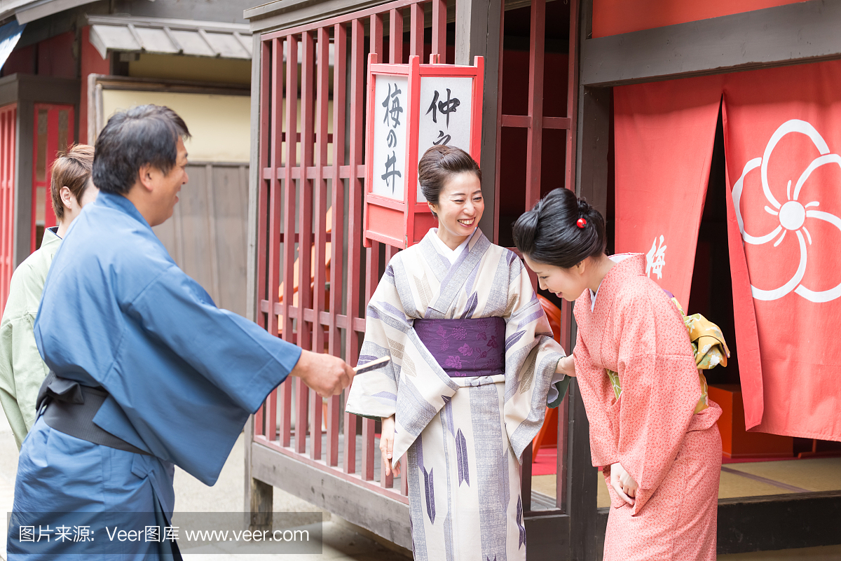 日式男子和女子在浴衣谈话胡同