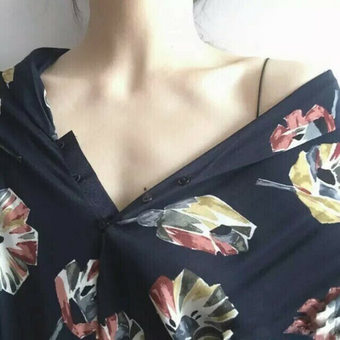女生部位头像胸 性感有魅力的 青草微微白露痕_伤感气质女神露肩头像