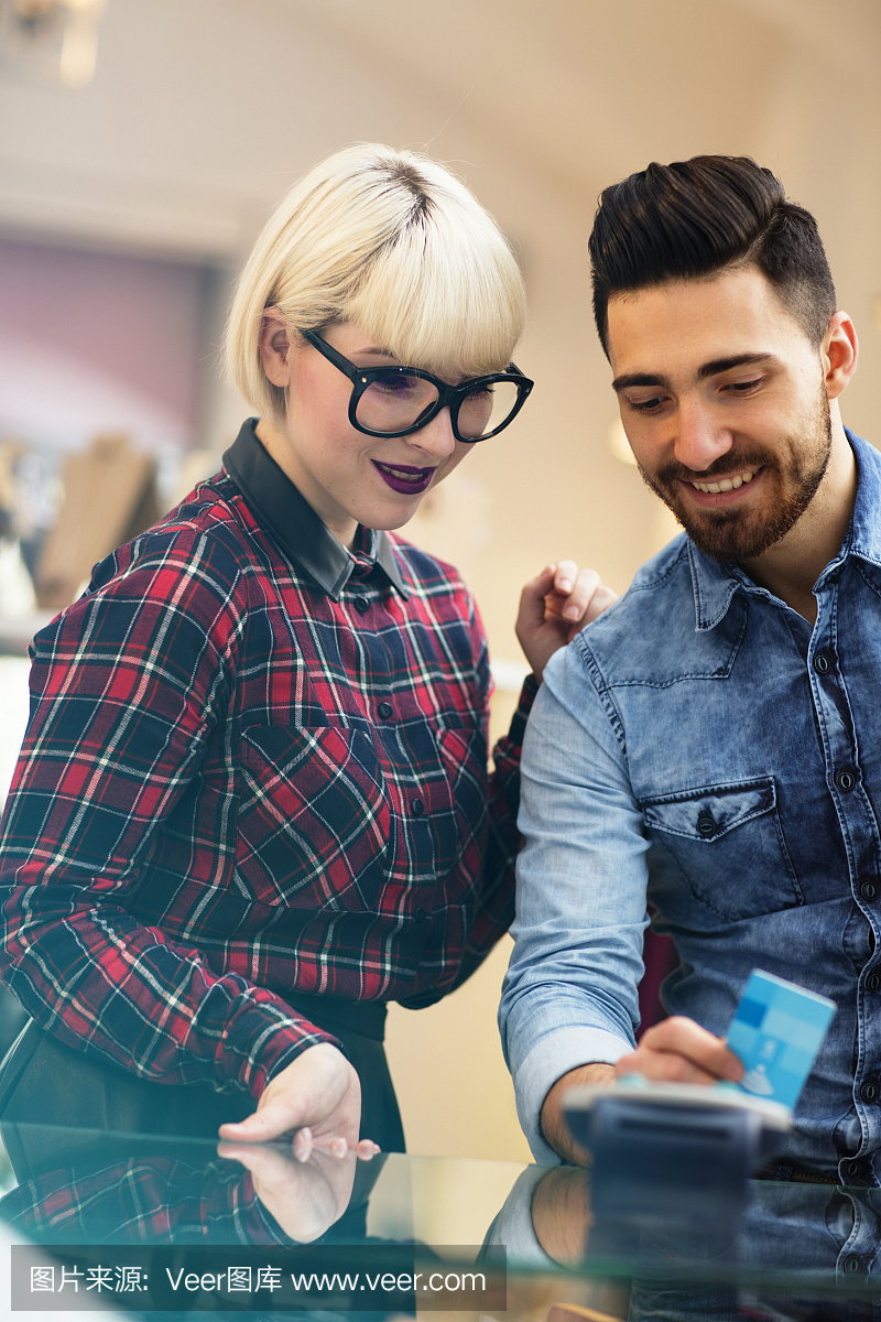 在店里非接触式付款