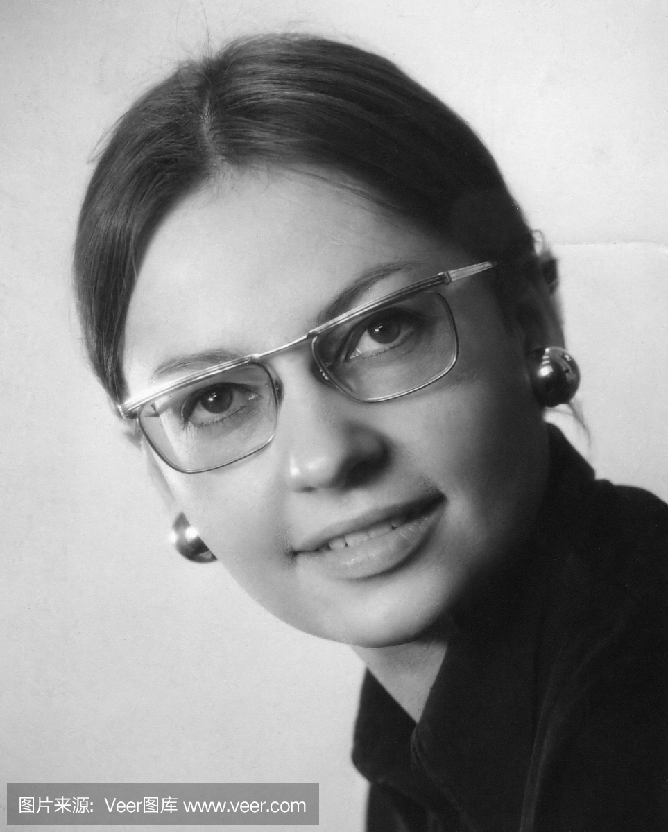 一个年轻女子在眼镜上的黑白照片