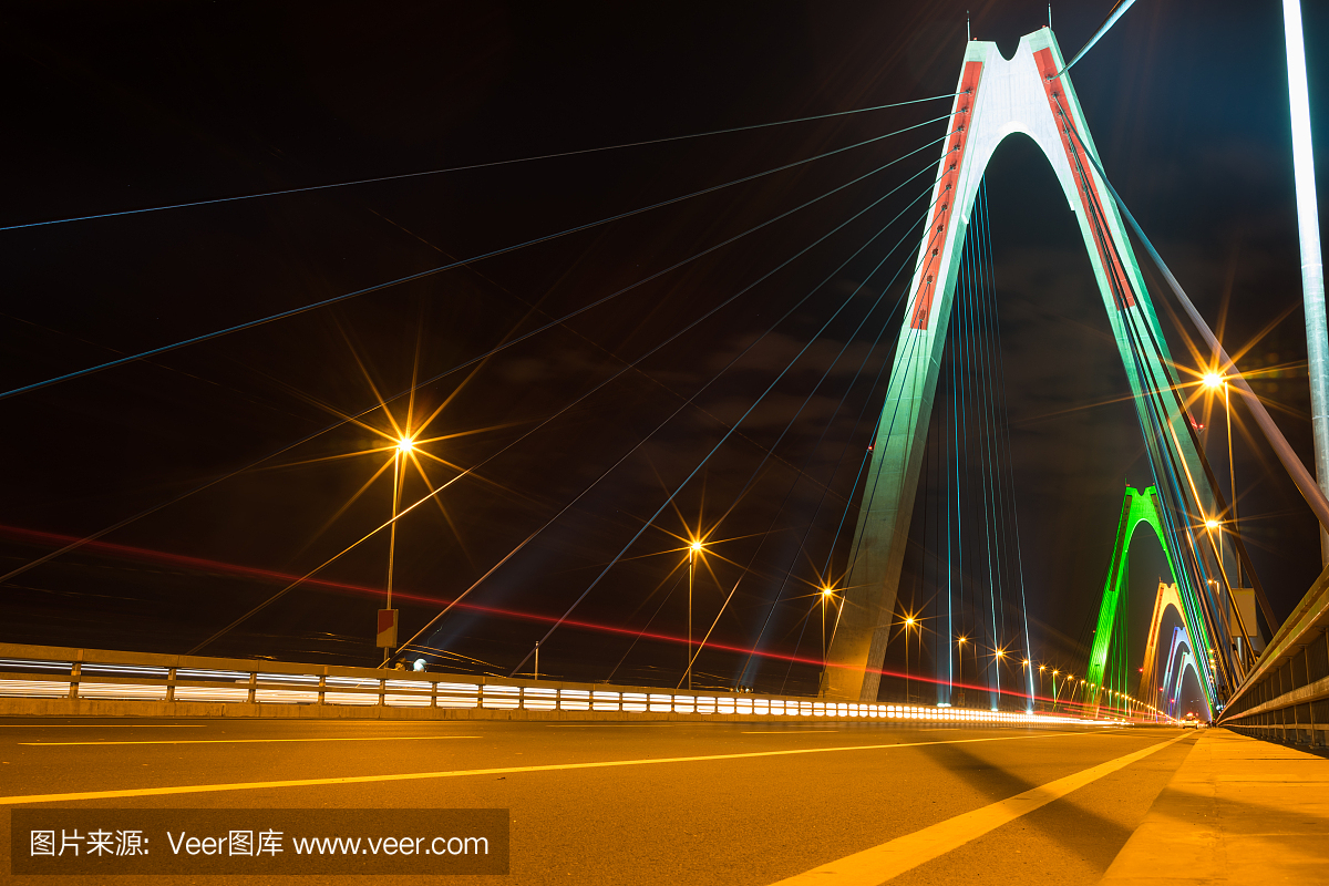 长时间曝光Nhat Tan电缆在晚上停留在桥上。过