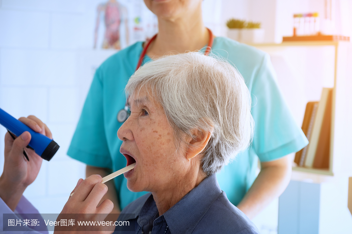 检查审查喉镜的女医生用手电筒在医疗办公室