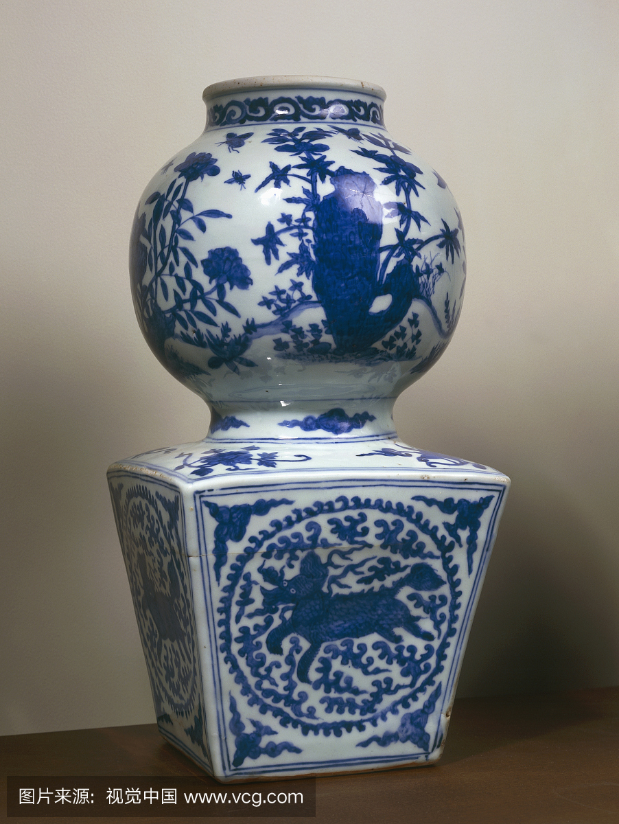 花瓶与方形基地装饰植物和动物,瓷器,中国。中