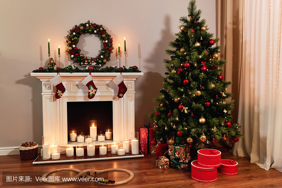客厅家庭内部装饰壁炉和圣诞树。圣诞节温暖舒