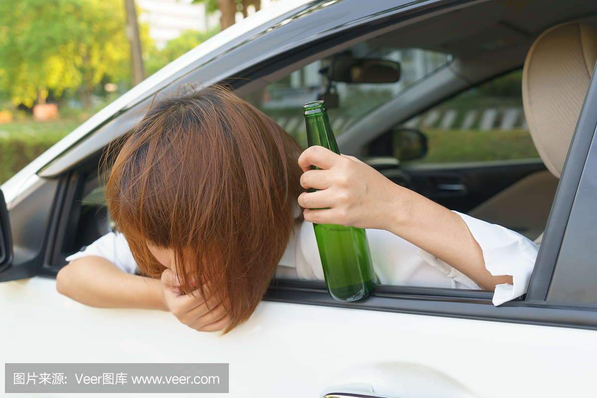 醉酒的亚洲女性在饮酒过量和开车后感到头晕