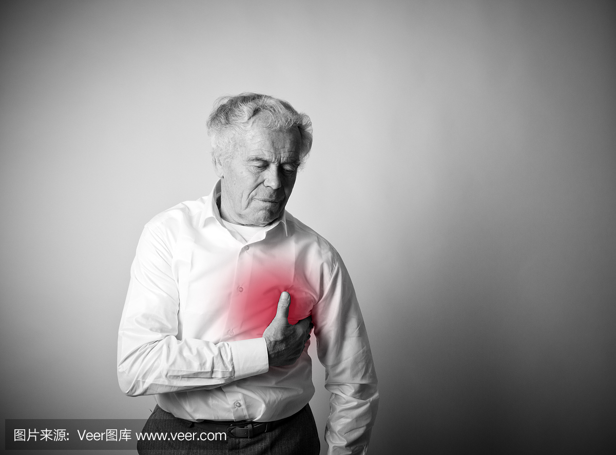 有胸口痛的老人遭受心脏病发作。
