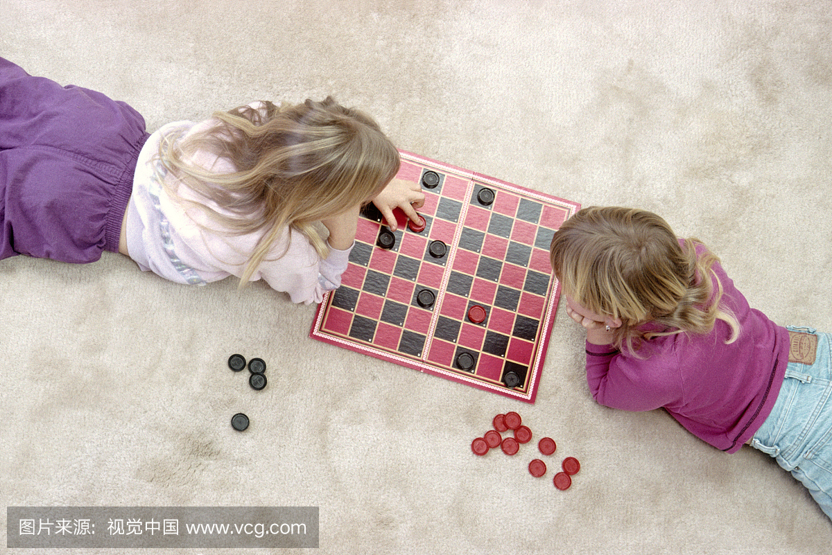 两个女孩玩跳棋