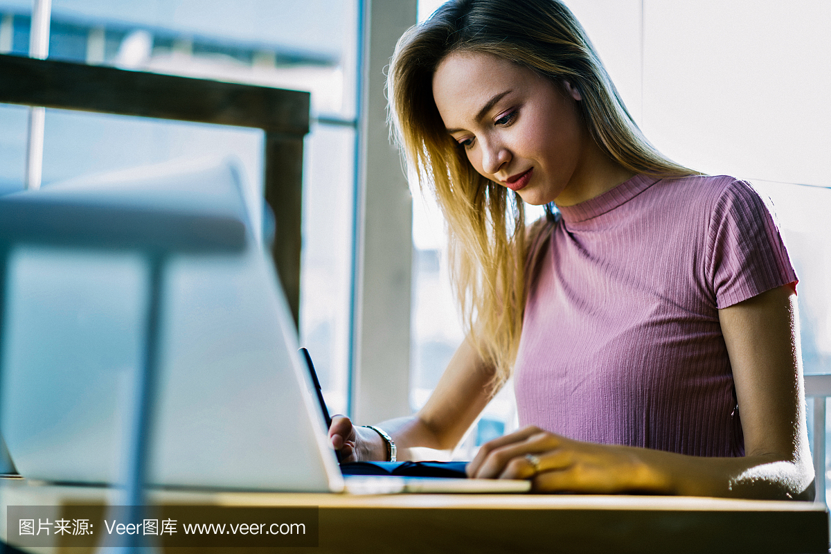 集中金发女学生写作报告做家庭作业使用技术搜