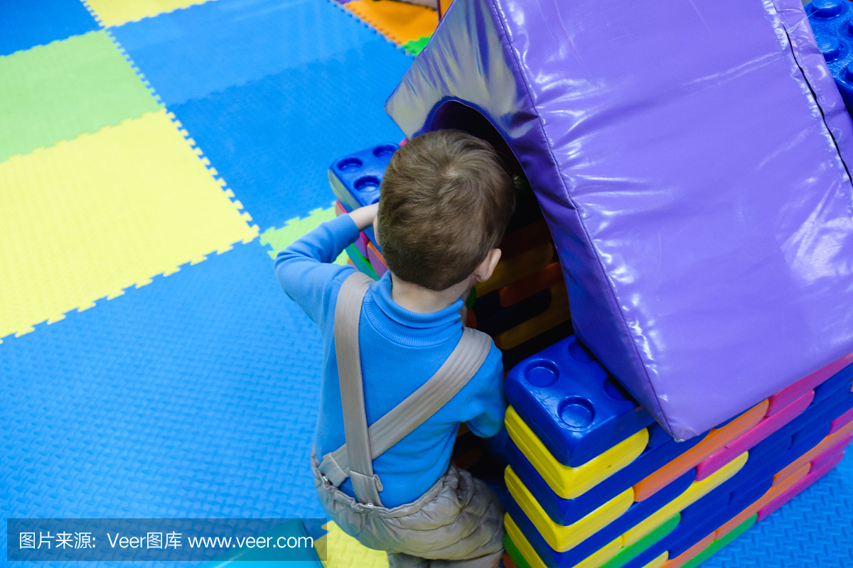 男孩开心在孩子们的游乐园和室内游戏中心。小