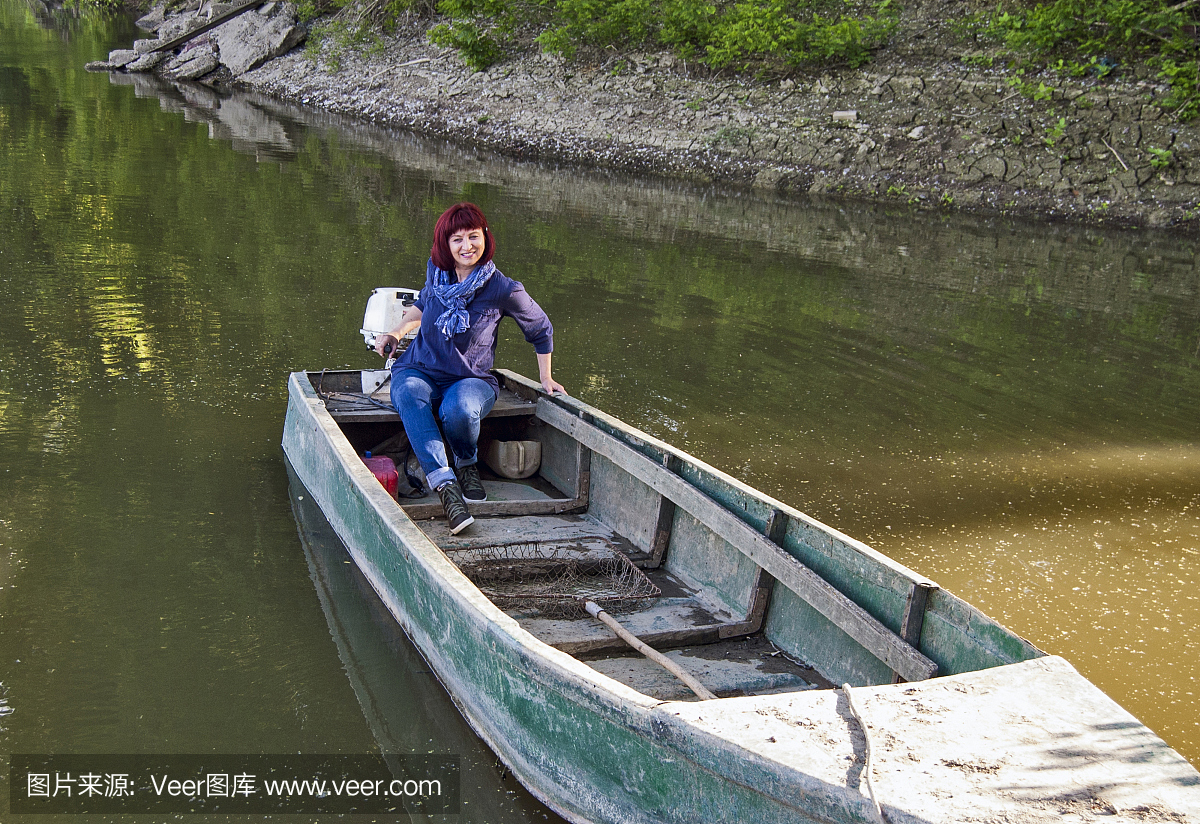 一艘船的年轻女子