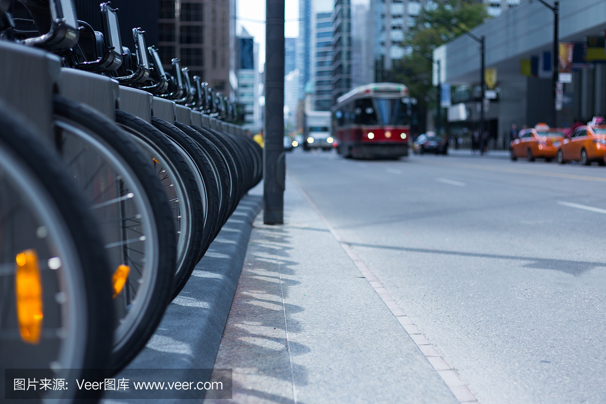 多伦多有轨电车和出租车在繁忙的街道自行车出
