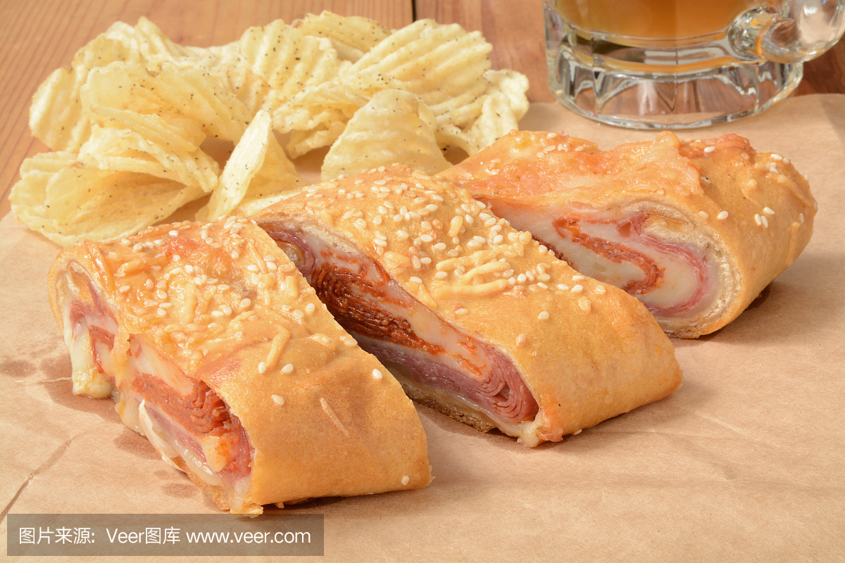 意大利面包卷与芯片和啤酒