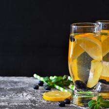 传统的夏天喝柠檬,蓝莓和薄荷在具体的背景