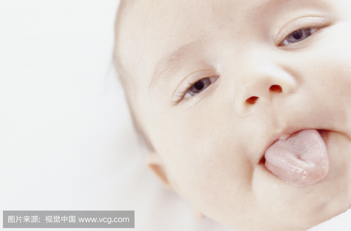 婴儿(3-6个月)伸出舌头,特写