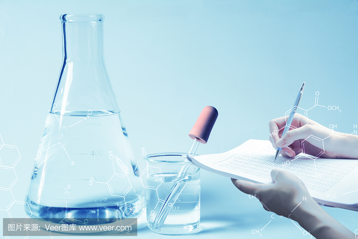 研究人员用玻璃实验室化学试管液体分析,医疗