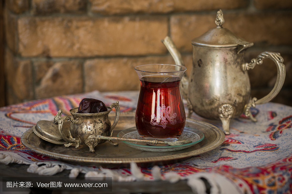 茶具以东方风格的梨形玻璃与复古水壶和枣果实