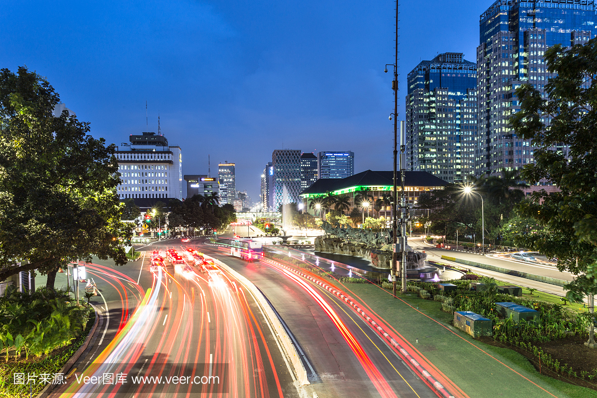 晚上在印度尼西亚首都雅加达的街道上交通匆忙
