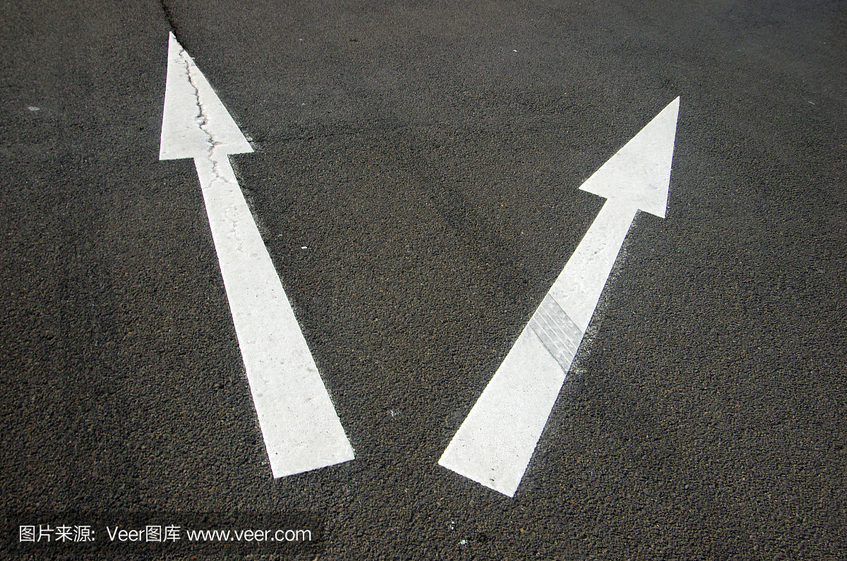 指向在路的不同的方向的两个箭头