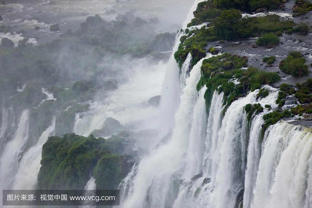 伊瓜苏瀑布在阿根廷和巴西之间的边界