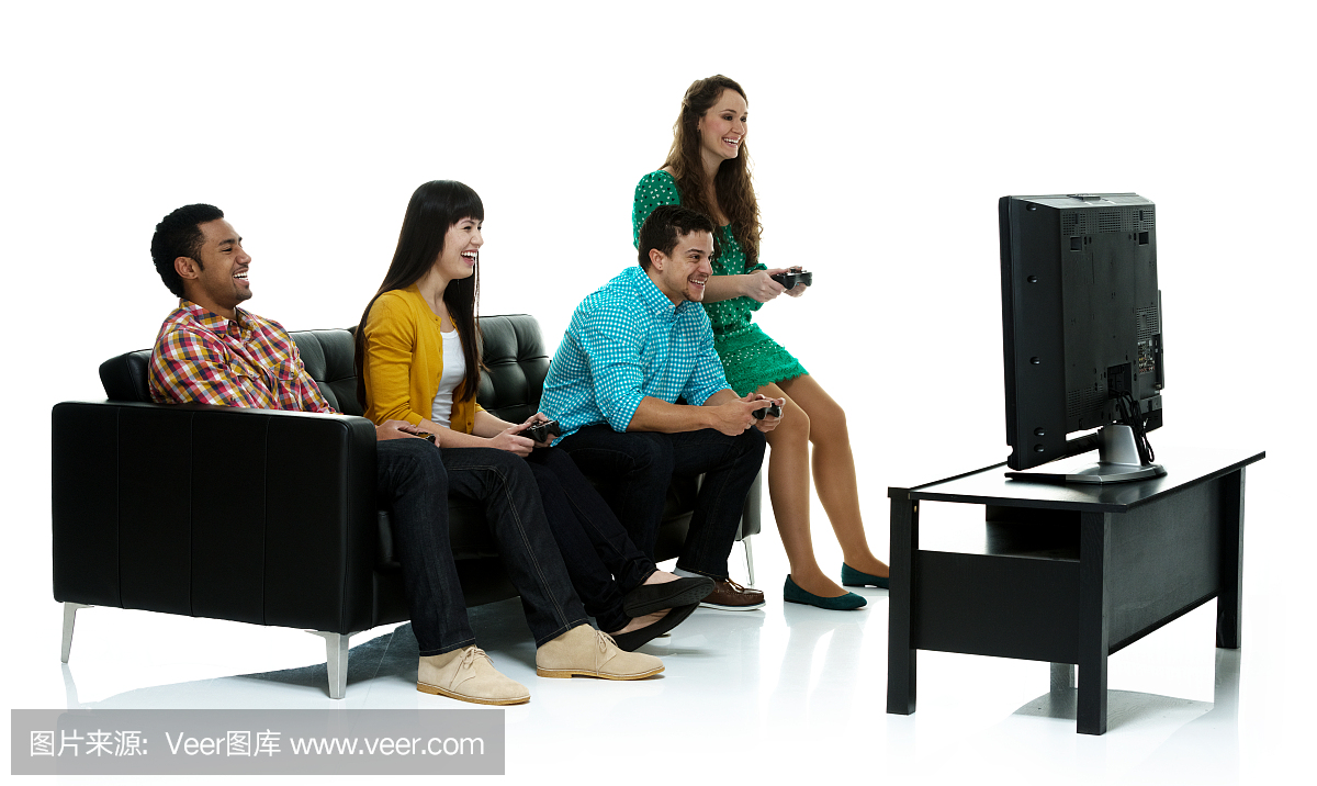 快乐的四个人玩视频游戏