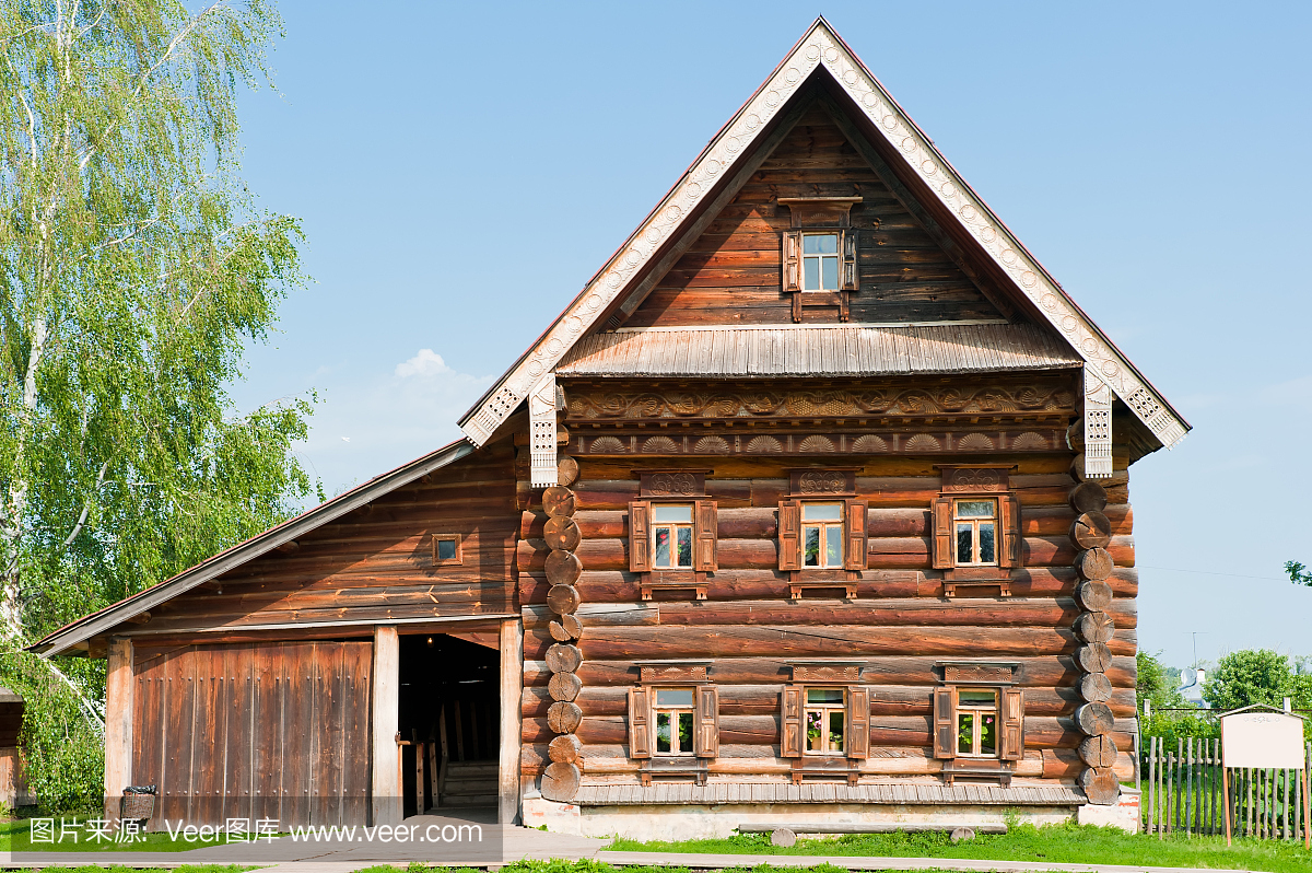 一个富裕农民的两层木房子。苏兹达尔。俄国