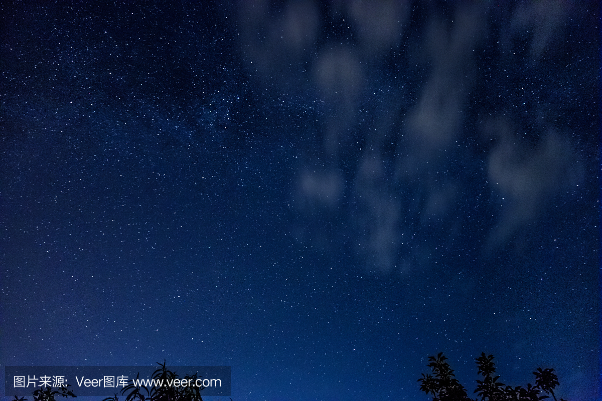 星星在夜晚的天空的美丽背景。真实的照片。
