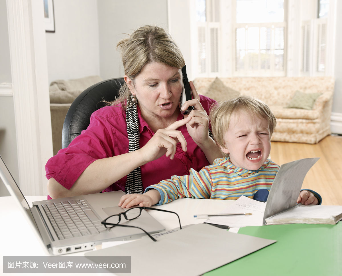 母亲在家里努力做一些办公室工作
