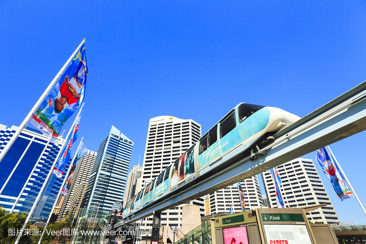 穿越皮尔蒙特桥的单轨列车