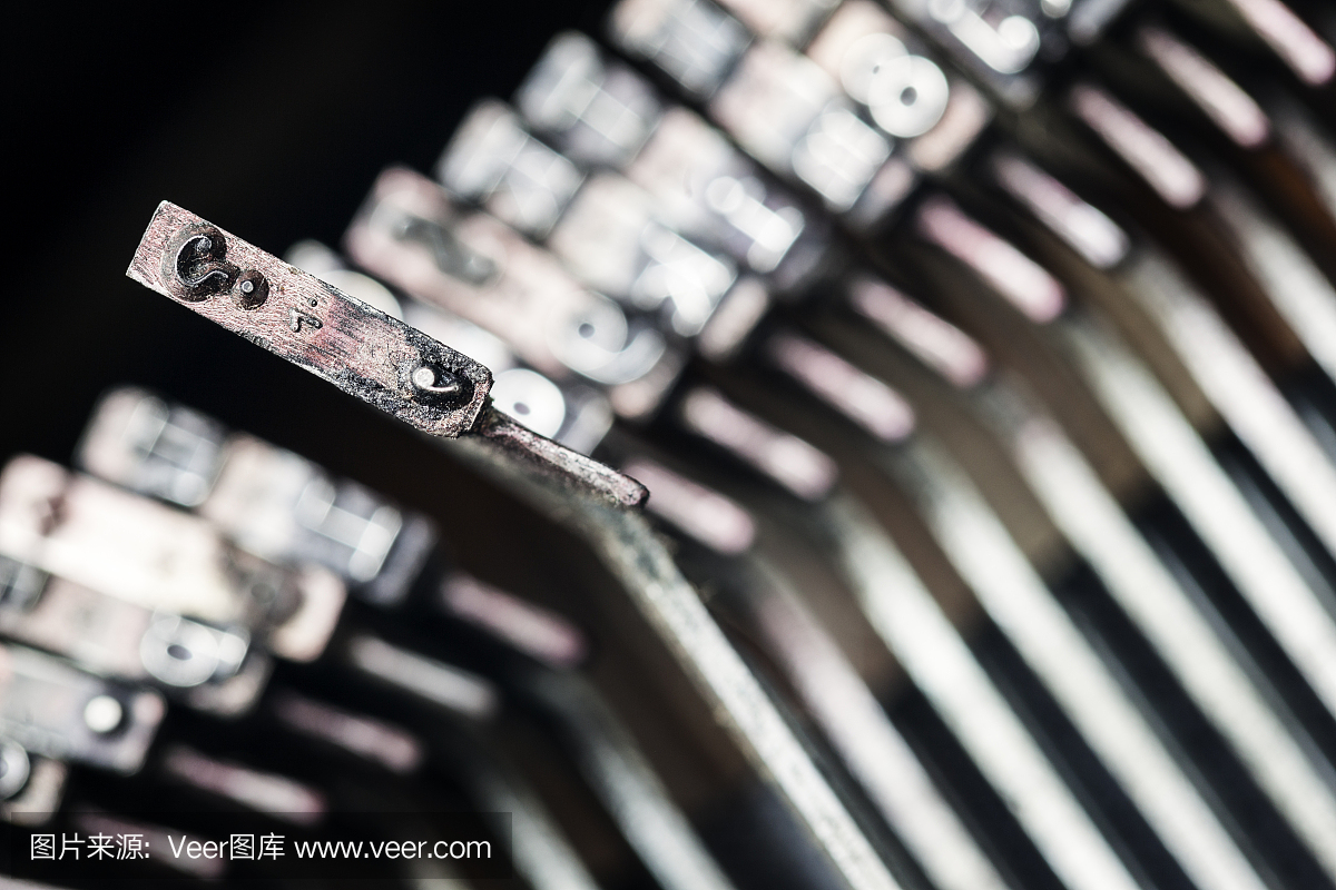 宏观拍摄旧打字机问号键