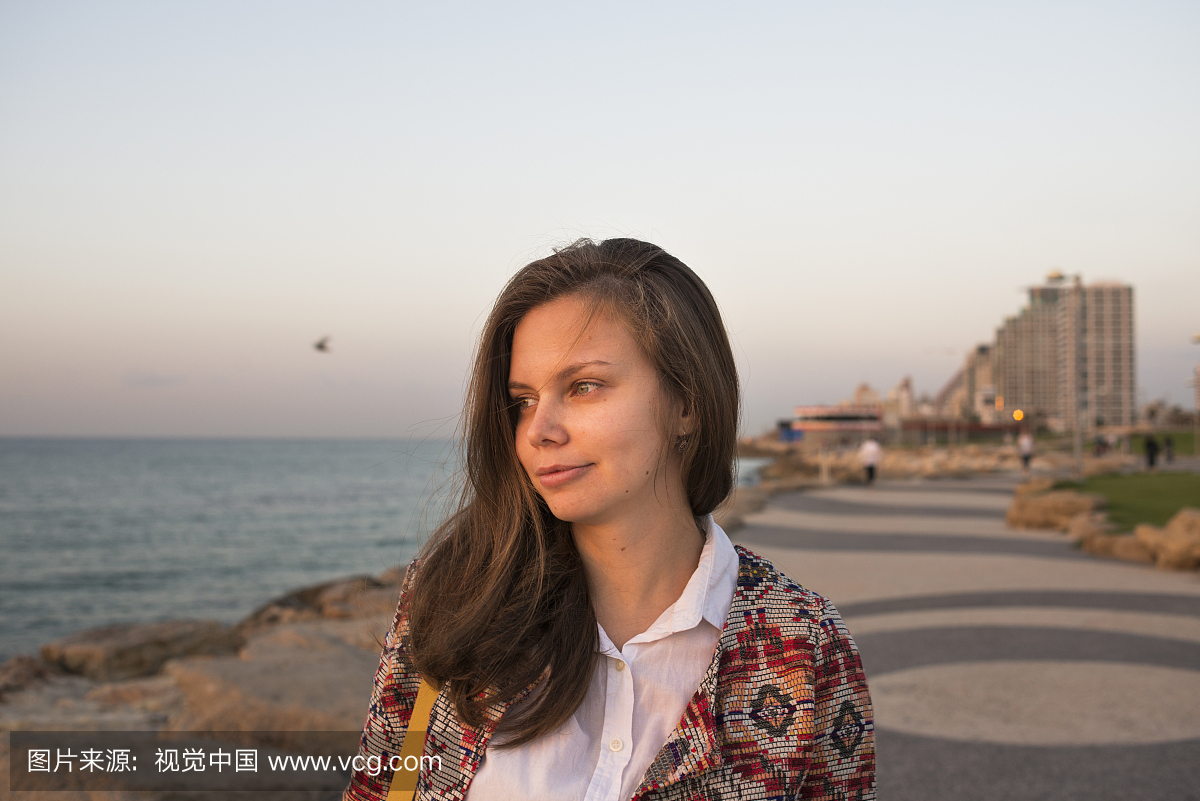 '以色列特拉维夫,海滨长廊的年轻女子肖像'