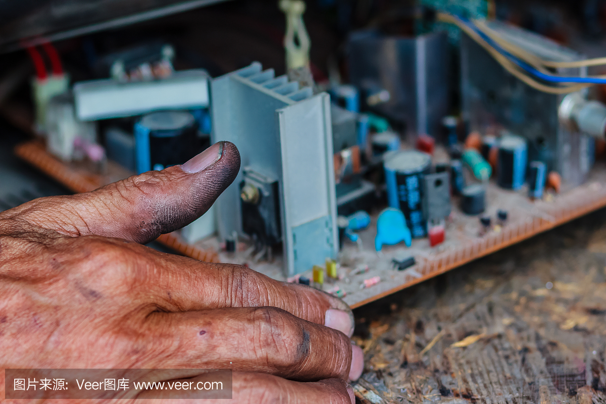 电视维修老电视维修店的电视