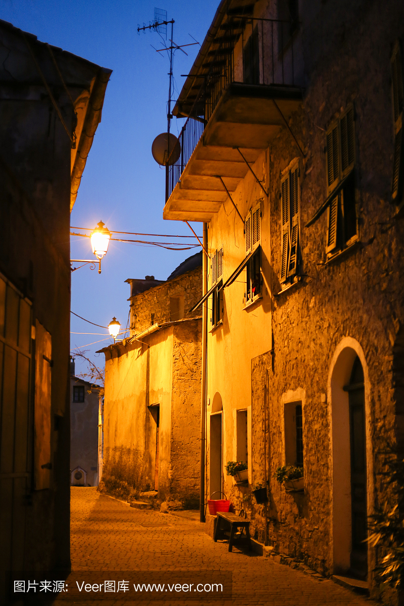 老意大利村庄在晚上在利古里亚,意大利