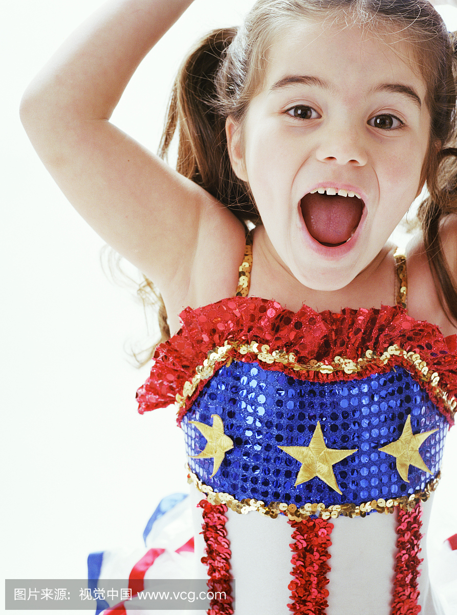 女孩(4-6)穿着明星缠绕的紧身衣,肖像