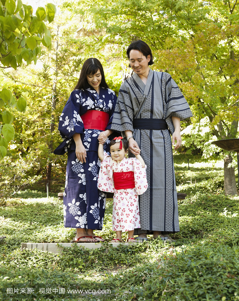 混合种族家庭在花园穿日本和服