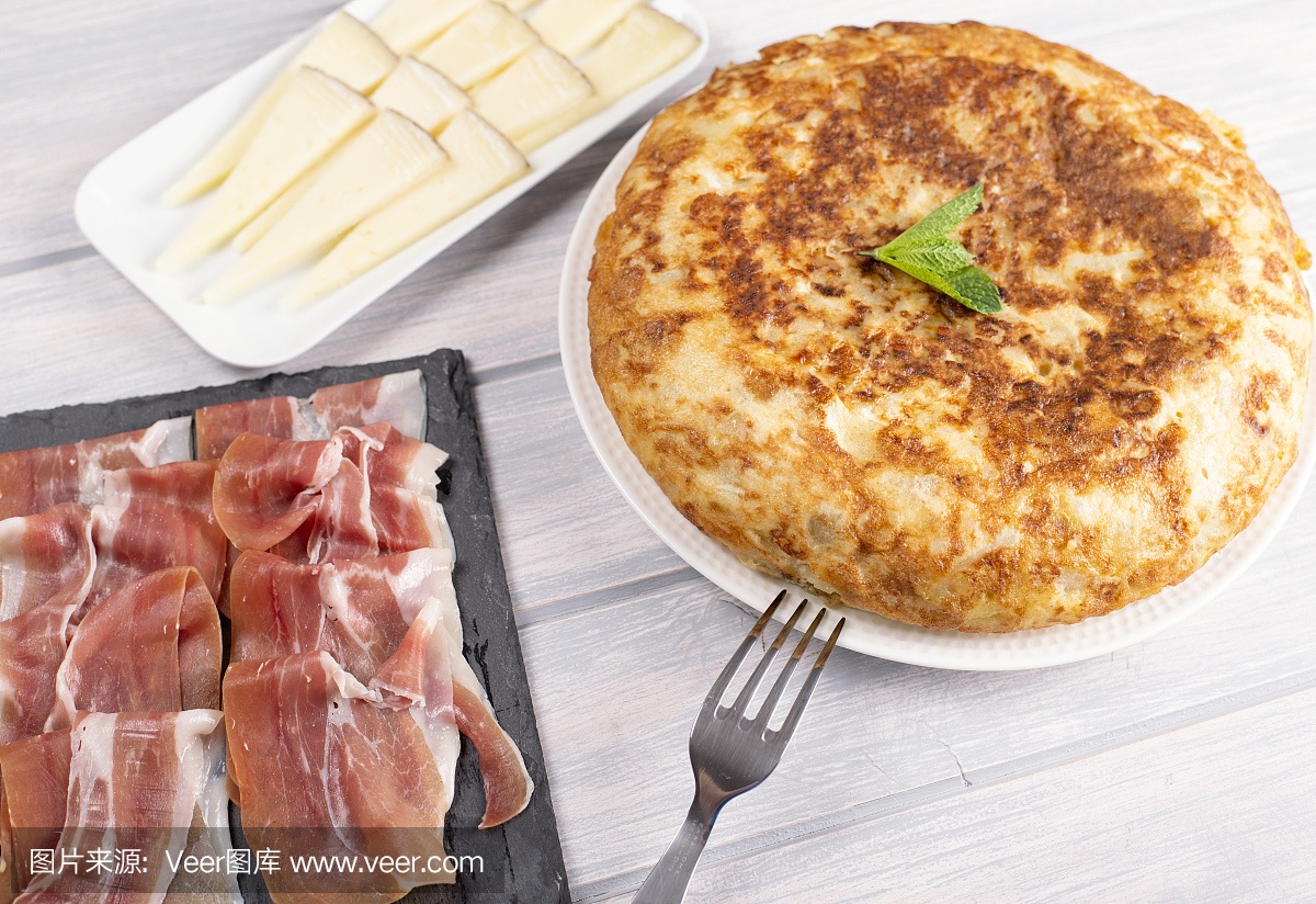 煎蛋卷配火腿奶酪旁边叉木制的桌子上。典型的