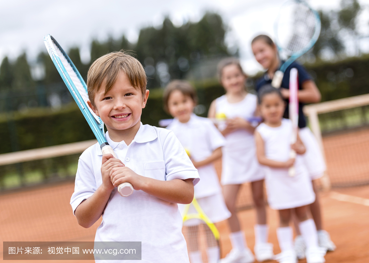 孩子们打网球课