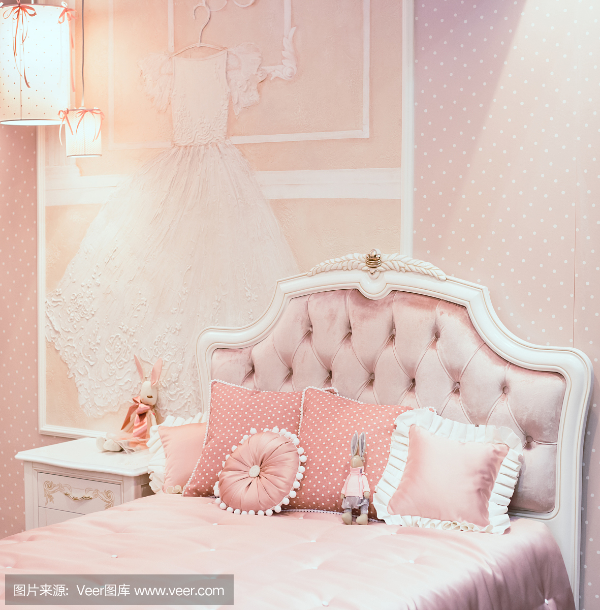 豪华丰富的卧室内饰在粉红色的颜色为小公主。